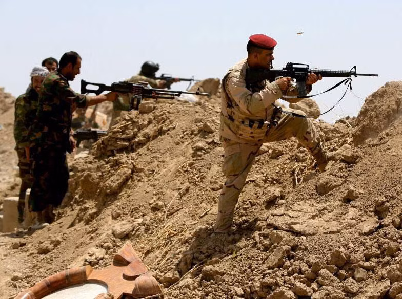 Dưới sự yểm trợ của các trận không kích, lực lượng Iraq đã vây hãm Ramadi từ mấy tháng qua. Tỉnh trưởng Anbar Suhaib al-Rawi cho biết không có binh sĩ Hồi giáo Shiite nào tham gia chiến đấu trực tiếp tại Ramadi.