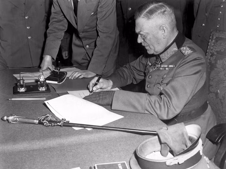  Đức Quốc xã đầu hàng Đồng minh (9/5/1945): Đêm 8/5/1945, Thống chế Keitel ký văn bản chính thức đầu hàng Đồng minh ở Berlin. Vào thời điểm đó đã là sáng 9/5/1945 ở Moscow, do đó Liên Xô lấy ngày 9/5 làm Ngày Chiến thắng.