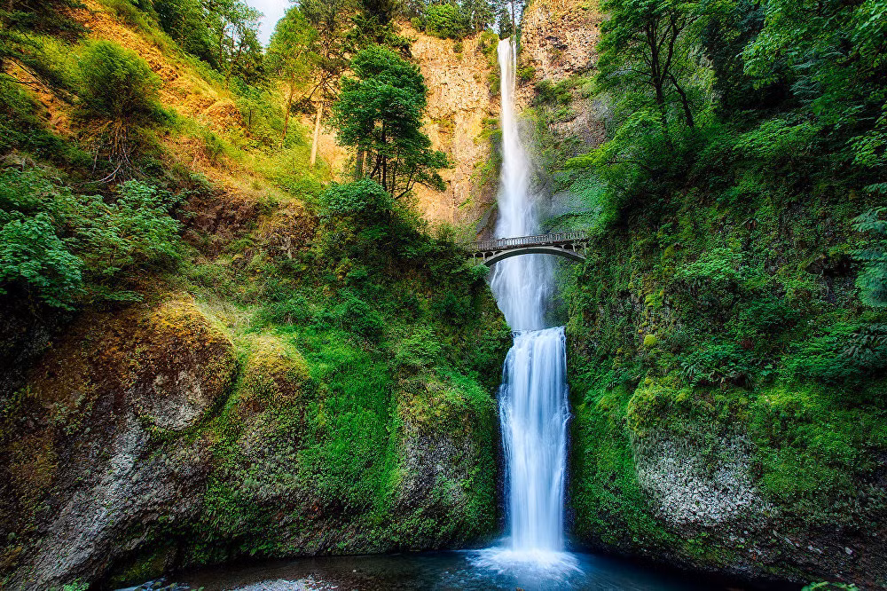 Cầu qua thác Multnomah ở Oregon, Mỹ.