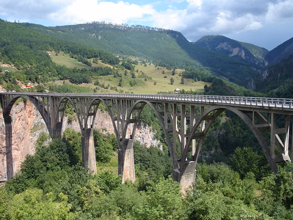 Cầu Durdevića Tara bắc qua sông Tara gần thị trấn Žabljak, Montenegro.