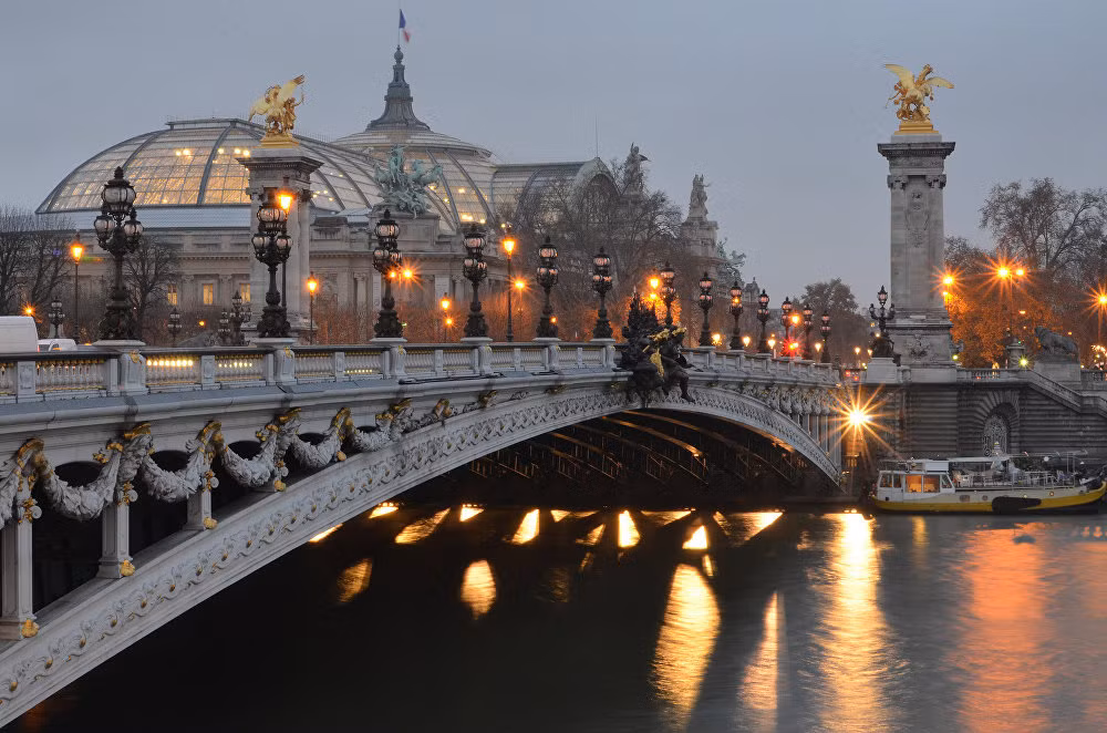 Cầu Alexandre III trên sông Seine ở Paris.