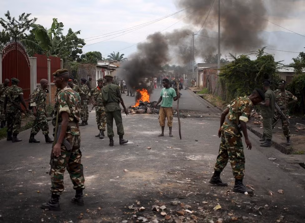 Chính phủ Burundi phải huy động cả quân đội để đàn áp các cuộc biểu tình trong và xung quanh thủ đô Bujumbura. Ítt nhất ba người đã thiệt mạng và 10 người bị thương trong các vụ đụng độ ngày 22/5 ở trung tâm thủ đô Bujumbura.
