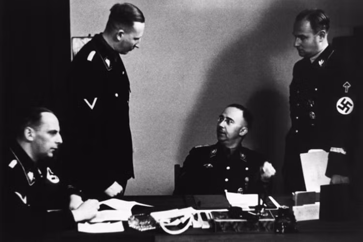 "Đao phủ của Đức Quốc xã" Reinhard Heydrich (thứ 2 bên trái) trong một cuộc gặp với trùm SS Heinrich Himmler ở Berlin năm 1936. Trên cương vị phụ trách an ninh của Đức Quốc xã, Reinhard Heydrich đã chỉ đạo nhiều vụ giết người hàng loạt của lực lượng SS ở các vùng lãnh thổ Liên Xô bị phát xít Đức chiếm đóng. (Nguồn: Spiegel.de)
