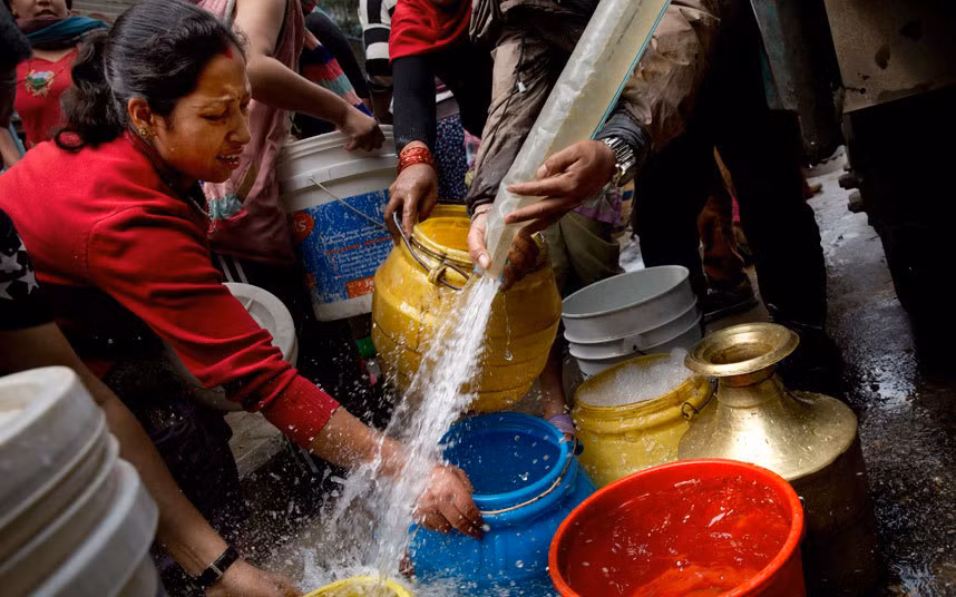 Nhiều đường ống cấp nước đã bị động đất làm hư hại, nên chính quyền phải dùng xe chở nước cung cấp cho dân. Một cảnh chen chúc lấy nước sinh hoạt.