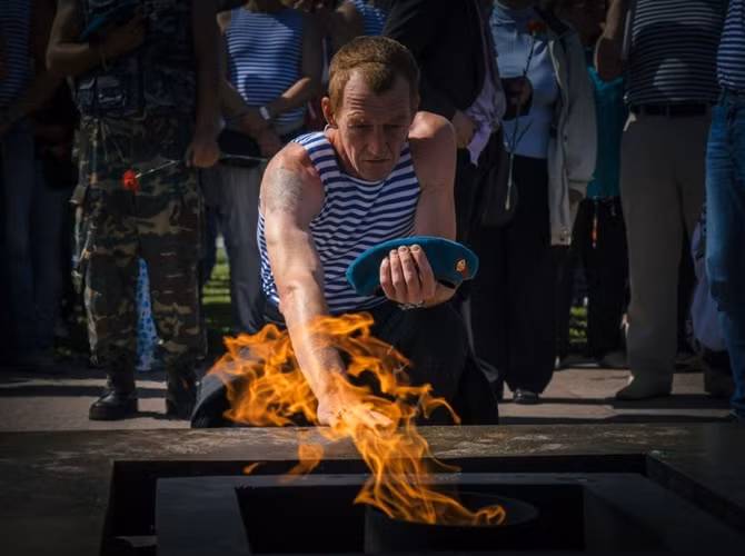 Một lính dù Nga đặt hoa tại Ngọn lửa vĩnh cửu trên cánh đồng Marsovoe, Saint Petersburg, nhân Ngày kỷ niệm Lực lượng nhảy dù. (06)