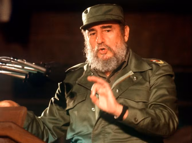 Trong khi đó, nguyên Chủ tịch Cuba Fidel Castro cảm thấy rất thoải mái khi đội chiếc mũ nhà binh từng quen thuộc với ông hơn 60 năm qua.