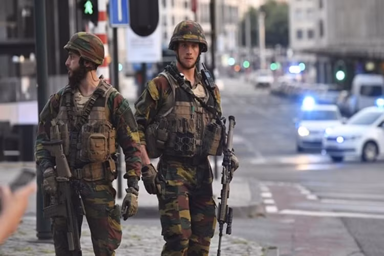 Binh si Bi ban ke danh bom Nha ga trung tam Brussels