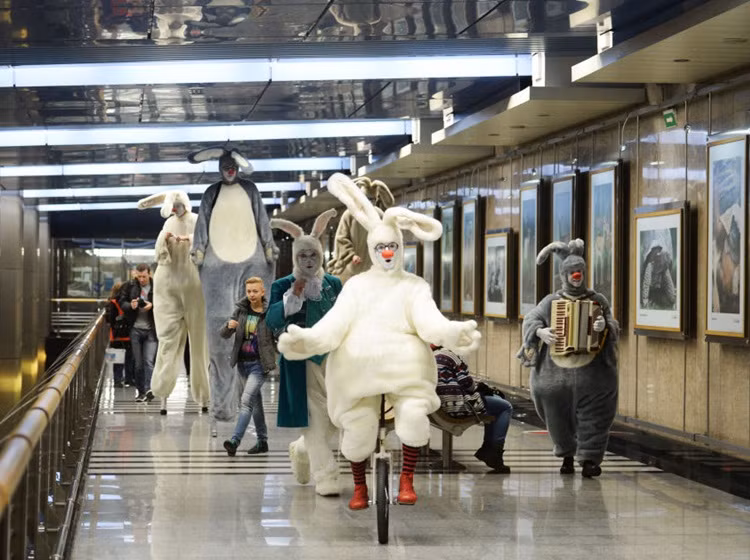 Tham gia lễ kỷ niệm Metro Moscow tròn 80 tuổi có các ngôi sao điện ảnh, ca sĩ và nhạc sĩ nổi tiếng nhất đến từ Liên bang Nga...