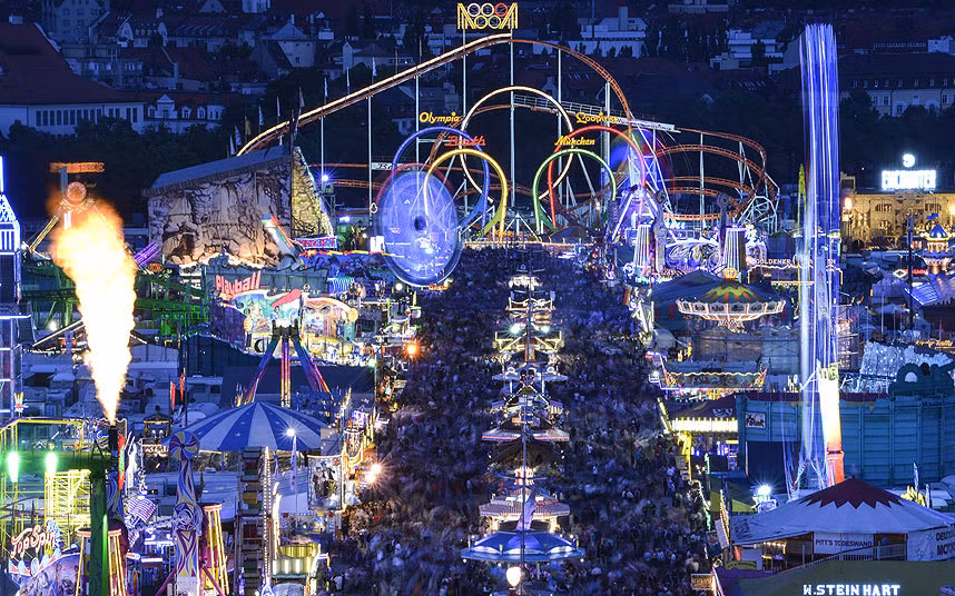 Các khu lều bạt và hội chợ tại Lễ hội bia Oktoberfest 2015 lung linh tỏa sáng trong đêm.