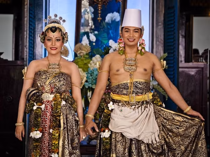 Đám cưới của công chúa Gusti Ratu Kanjeng Hayu, 29 tuổi, và hôn phu là Kanjeng Pangeran Haryo Notonegoro, 39 tuổi, diễn ra tại tỉnh Yogyakarta, Indonesia vào tháng 10/2013. Đám cưới này là kết quả của tình yêu đẹp như mơ kéo dài 10 năm.