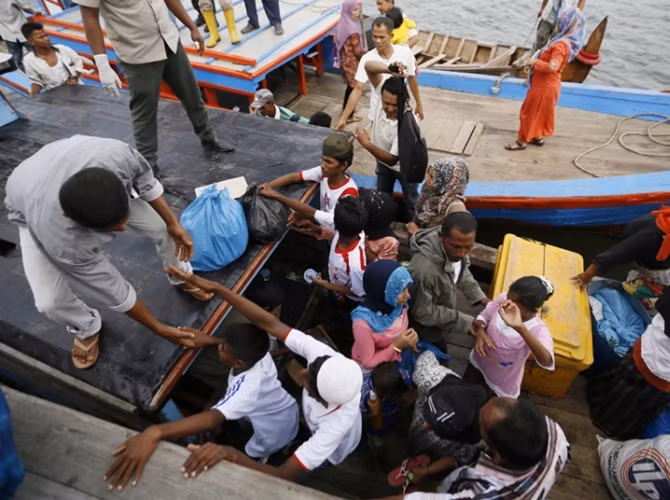 Những người tị nạn Rohingya được thuyền chài Indonesia cứu và đưa về cảng Kuala Langsa, đông Aceh.