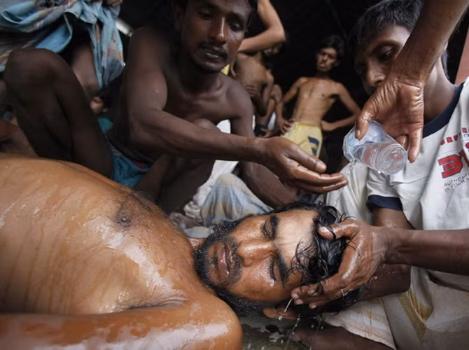 Một người tị nạn Rohingya đến từ Bangladesh đã ngất xỉu trên cảng Kuala Langsa, sau khi bị lênh đênh trên biển nhiều tuần lễ.