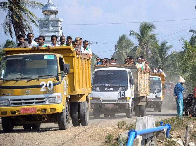 Sau đó họ được chở bằng xe tải đến thị trấn đánh cá Kuala Cangkoi, Aceh.