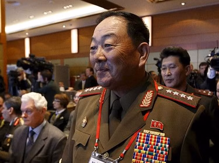 Hyon Yong-chol được thăng tướng bốn sao cùng ngày với lễ thăng chức của ông Kim Jong-un và hiểu biết sâu rộng về Quân đội Triều Tiên.
