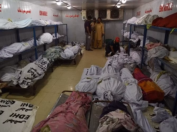 Theo Press TV ngày 23/6, số người chết vì nắng nóng ở Pakistan hiện đã lên đến hơn 570 người, trong đó riêng thành phố Karachi và các quận huyện lân cận chiếm 400 người.