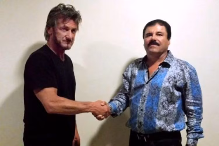 Diễn viễn Sean Penn bắt tay trùm ma túy Joaquin "El Chapo" Guzman.