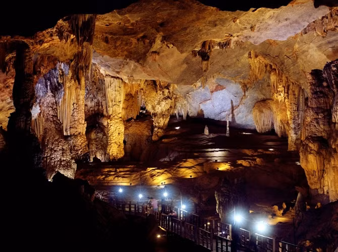 Các hang động ở đây có tổng chiều dài khoảng hơn 80 km nhưng các nhà thám hiểm hang động Anh và Việt Nam mới chỉ thám hiểm 20 km, trong đó 17 km ở khu vực Phong Nha và 3 km ở khu vực Kẻ Bàng.