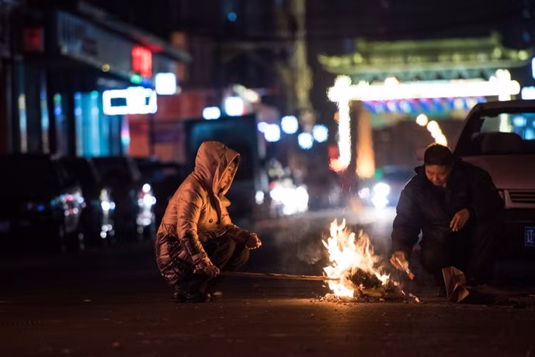 Người Hàn Quốc quan niệm rằng nếu ngủ trong khoảnh khắc giao thừa, râu tóc sẽ bạc trắng vào sáng hôm sau và trí óc sẽ kém minh mẫn. Vì vậy, hầu hết người dân xứ kim chi đều thức đón giao thừa. Họ đốt những thanh tre vì tiếng nổ lách tách sẽ xua tan ma quỷ và đem lại hạnh phúc trong năm mới. Ảnh: Getty.