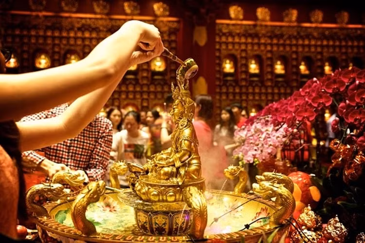 Năm mới âm lịch là một trong những lễ hội lớn nhất tại đảo quốc sư tử. Trong ngày 30 Tết, nhiều hoạt động vui chơi, ca hát, múa lân diễn ra trên khắp đường phố. Ảnh: Getty