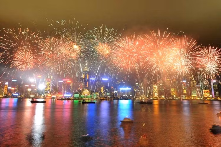 Là nơi pha trộn giữa truyền thống và hiện đại, Đông và Tây, người dân Hong Kong thường tập trung ở cảng Victoria nổi tiếng để cùng ngắm màn trình diễn pháo hoa kéo dài 30 phút. Quan niệm của người Trung Quốc cho rằng tiếng pháo sẽ xua đuổi quỷ dữ cùng những điềm xấu. Ảnh: Getty.