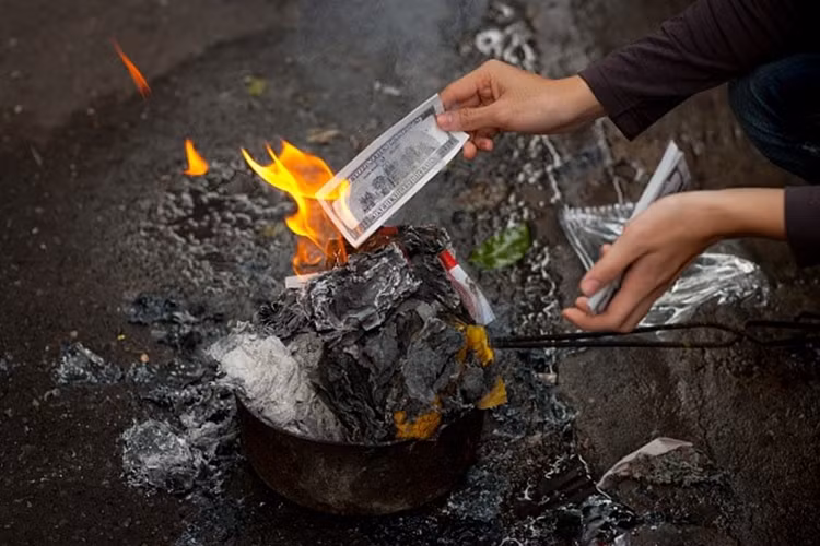 Ở Việt Nam, người dân quây quần bên gia đình từ chiều 30 Tết. Mọi người trò chuyện và cùng chuẩn bị cho lễ cúng giao thừa. Khi thời khắc chuyển giao đến, người Việt làm lễ và hóa vàng cho ông bà tổ tiên. Ảnh: Getty.