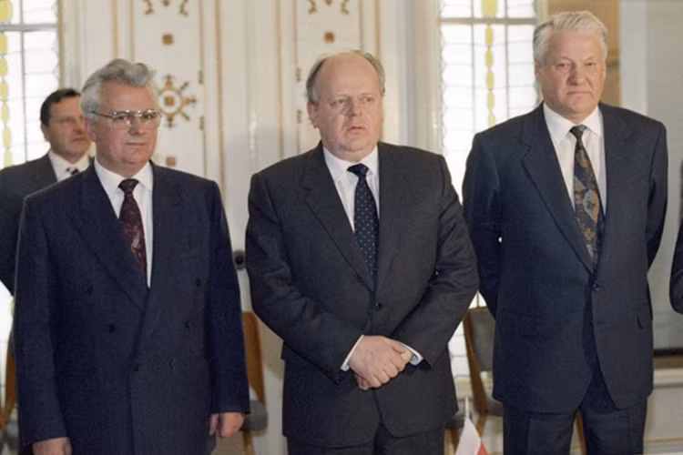 "Bộ ba" Yeltsin-Shushkevich-Kravchuk (từ phải sang trái) tại cuộc họp dẫn đến Hiệp ước khai tử Liên Xô. Ảnh Wikipedia