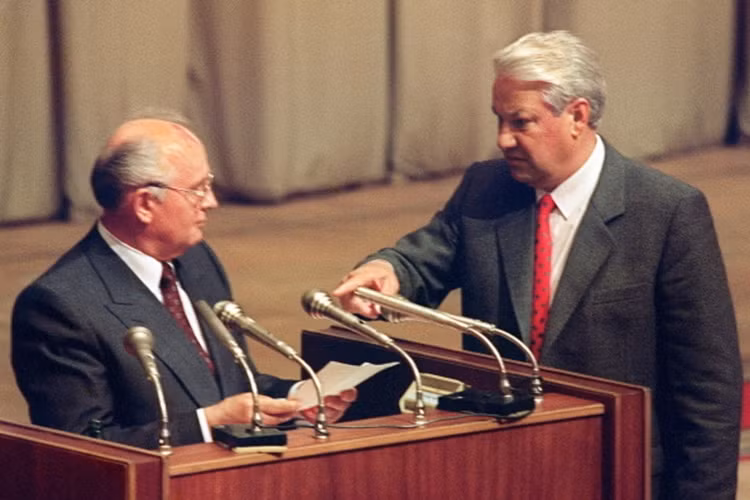 Tổng thống Nga Boris Yeltsin chất vấn Tổng thống Liên Xô Mikhail Gorbachev. Ảnh Bloomberg.