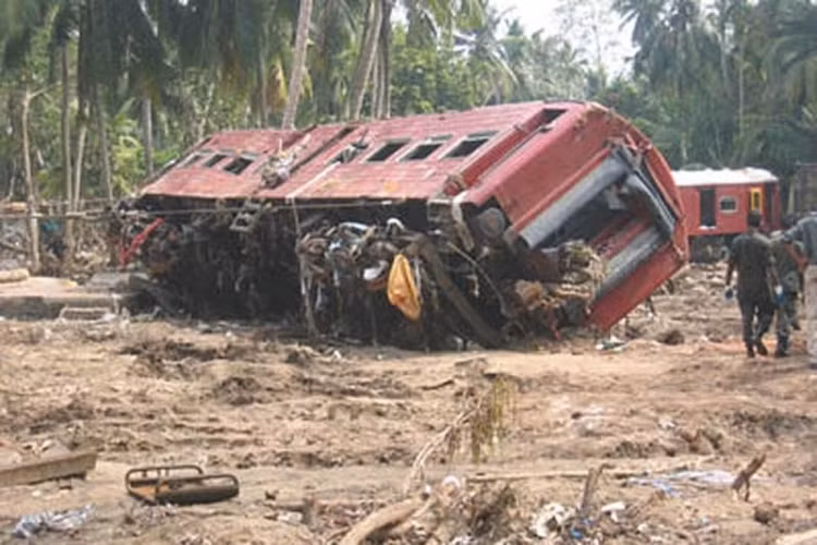 Sri Lanka: Vào ngày 26 tháng 12 năm 2004, đoàn tàu mang tên "Nữ hoàng Biển" đã bị động đất-sóng thần Ấn Độ Dương nuốt chửng. Hơn 1.500 người đi trên tàu đã bị thiệt mạng.