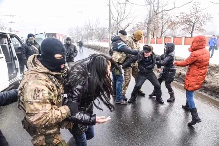 Công lực Ukraine ngược đãi người Việt trên đường phố Odessa. Ảnh redstaroverdonbass.blogspot.com