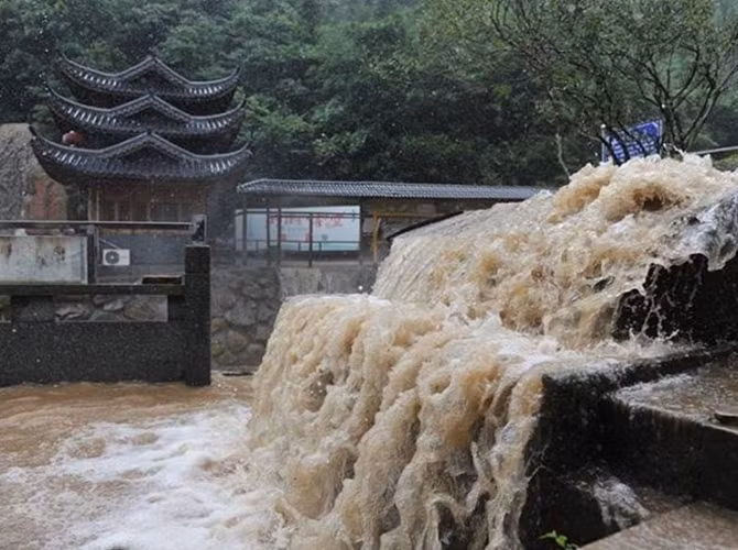 Trong khi đó, tỉnh Phúc Kiến, phía Nam Chiết Giang cũng phải sơ tán hơn 30.000 người và tỉnh Giang Tô cũng sơ tán 10.000 người.
