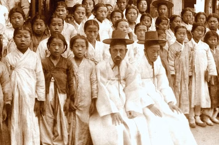 Một trường học tại Seoul năm 1903. (Nguồn: Daily Mail)