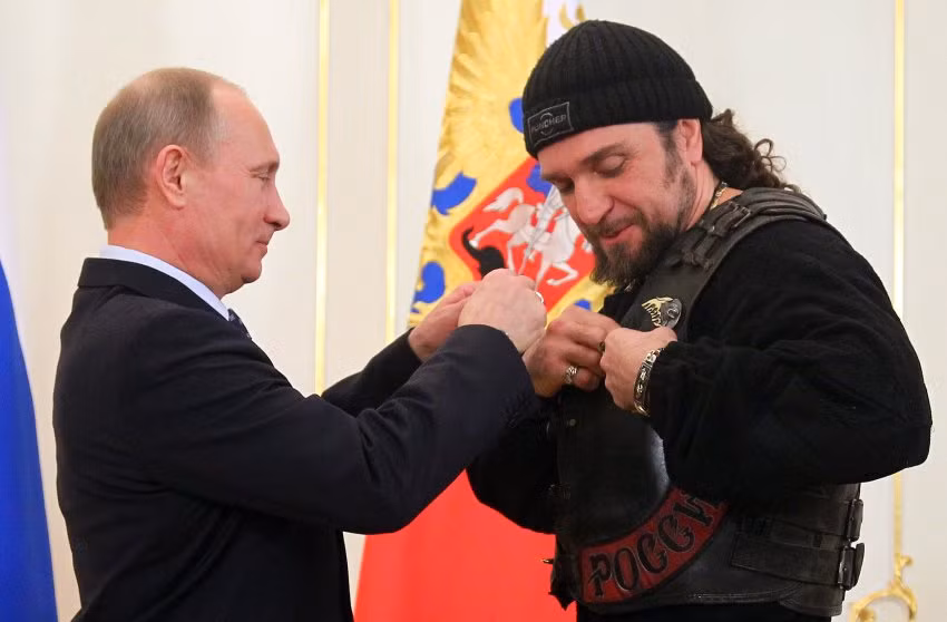 Tổng thống Putin gắn huy chương cho Chủ tịch CLB Mô tô “Sói đêm” tại một cuộc họp của Tổ chức quân sự Nga trong năm 2013. Zaldostanov rất tự hào về chiến thắng của Hồng quân Liên Xô trong chiến tranh thế giới thứ hai.