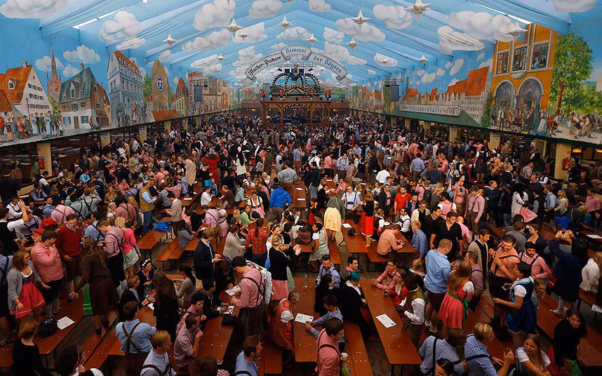 Một trong những lều bạt nổi tiếng của Lễ hội bia Oktoberfest là Hackerbräu-Festhalle, rộng bằng một sân bóng đá và có thể chứa 9.300 khách.