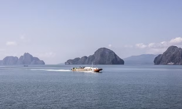 Đi thuyền đến bờ biển hoang sơ ở Myanma: Những thành phố ở Myanma luôn hấp dẫn và cuốn hút du khách, nếu bạn muốn thực hiện cuộc phiêu lưu đến những nơi hoang sơ, hẻo lánh thì Myeik Archipelago là nơi không thể bỏ qua khi đặt chân đến đây. Nằm ở cực Nam của biển Andaman, đi thuyền Kayak xuyên qua các khu rừng ngập mặn và bơi lặn cùng đàn cá. Ban đêm, thưởng thức món ăn miền biển, bồng bềnh trên mặt nước dưới màn đêm của những vì sao.