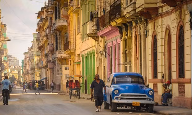 Dạo quanh Cu Ba: Bắt đầu từ những thành phố của Havana và Trinidad để tham quan những di tích lịch sử cách mạng, hòa mình vào nền văn hóa Cuba. Sau đó, tiếp tục cuộc hành trình của mình trên con đường mòn thôn quê, khám phá ngôi làng hẻo lánh xa xôi, tham quan khu lăng mộ Che Guevara ở Santa Clara, leo núi Pico Turquino. Chuyến hành trình sẽ mang lại nhiều trải nghiệm hữu ích cho bạn.