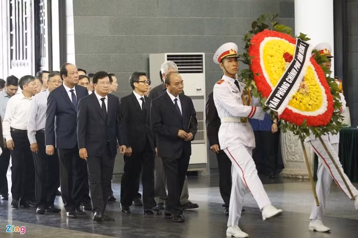 Đoàn Chính phủ do Thủ tướng Chính phủ Nguyễn Xuân Phúc dẫn đầu cùng Văn phòng Chính phủ vào viếng.