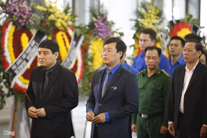 Bí thư Trung ương Đoàn Lê Quốc Phong và Phó chánh Văn phòng Trung ương Đảng Nguyễn Đắc Vinh đến viếng.