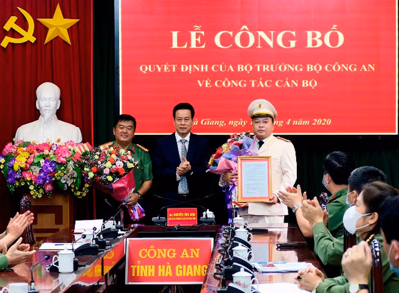  Tân Giám đốc công an tỉnh Hà Giang: Ngày 17/4, thượng tướng Lê Quý Vương đã trao quyết định điều động đại tá Hầu Văn Lý - Giám đốc công an tỉnh Hà Giang giữ chức vụ Phó chánh văn phòng Bộ công an và bổ nhiệm đại tá Phan Huy Ngọc - Phó giám đốc công an tỉnh Phú Thọ giữ chức Giám đốc công an tỉnh Hà Giang. (Ảnh: Chủ tịch UBND tỉnh Hà Giang tặng hoa, chúc mừng đại tá Hầu Văn Lý và đại tá Phan Huy Ngọc. Nguồn: UBND tỉnh Hà Giang)