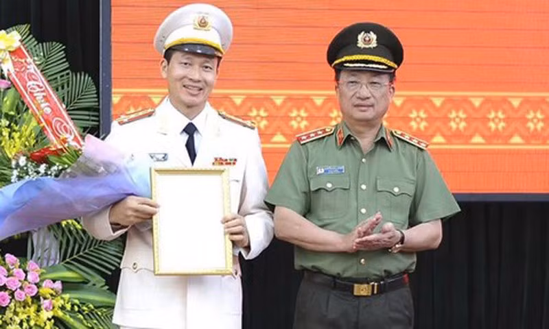  Tân giám đốc Công an tỉnh Đồng Nai: Đại tá Vũ Hồng Văn - Giám đốc Công an tỉnh Đắc Lắc, được Bộ Công an điều động và bổ nhiệm giữ chức Giám đốc Công an tỉnh Đồng Nai.