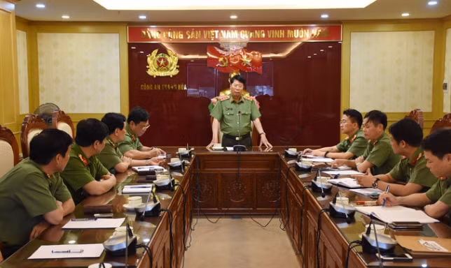  Tân Giám đốc Công an tỉnh Thanh Hóa: Ngày 18/5, đại tá Trần Phú Hà - Phó Cục trưởng Cục An ninh mạng và Phòng chống tội phạm công nghệ cao, Bộ Công an đã được điều động, bổ nhiệm về giữ chức vụ Giám đốc Công an tỉnh Thanh Hoá. (Ảnh: Thượng tướng Bùi Văn Nam, Thứ trưởng Bộ Công an làm việc với Công an tỉnh Thanh Hóa chiều ngày 18/5. Nguồn: NLD)