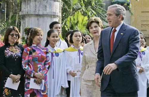 Ở cả hai thành phố Hà Nội và TP HCM, Tổng thống G. Bush và phu nhân đều nhận được những tình cảm và sự đón tiếp trân trọng, nồng hậu của người dân Việt Nam.