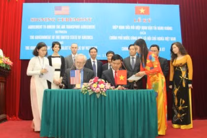 8. Ký chính thức Hiệp định Hàng không Việt Nam - Hoa Kỳ Ngày 4/12/2003 tại Washington (0h ngày 5/12/2003 theo giờ Hà Nội), Bộ trưởng Giao thông Vận tải Đào Đình Bình và Bộ trưởng Giao thông Vận tải Hoa Kỳ Norman Mineta đã thay mặt Chính phủ hai nước ký chính thức Hiệp định Hàng không VN - Hoa Kỳ. Được sự ủy quyền của Chính phủ nước CHXHCN Việt Nam, ngày 13/12, Bộ trưởng Bộ GTVT Đinh La Thăng đã ký với Đại sứ Hoa Kỳ tại Việt Nam Hiệp định sửa đổi Hiệp định vận tải hàng không Việt Nam - Hoa Kỳ.