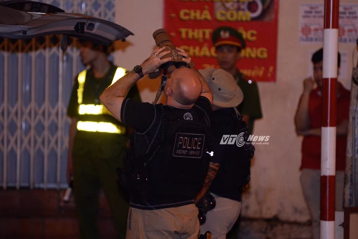 Đặc vụ Mỹ kiểm tra an ninh bằng ống nhòm hồng ngoại - Ảnh nguồn: VTCnews.