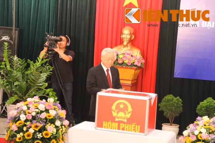 Cử tri Nguyễn Phú Trọng đến hòm phiếu bầu