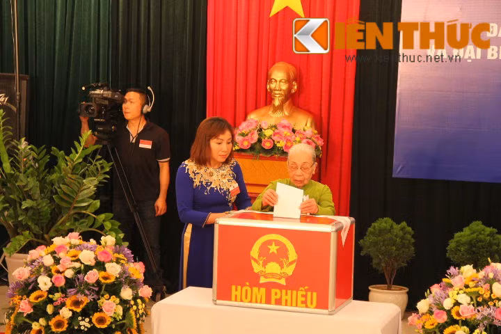 Dự kiến ban đầu, sau lễ khai mạc, Tổng bí thư Nguyễn Phú Trọng sẽ là người bỏ phiếu đầu tiên. Tuy nhiên cử tri Nguyễn Phú Trọng đã nhường cho cụ bà lớn tuổi bỏ phiếu bầu trước.