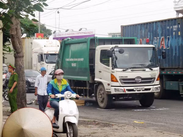 Xe chở rác va chạm xe đạp điện khiến một phụ nữ tử vong tại chỗ Khoảng 8h ngày 24/5, xe chở rác BKS 16M – 9387 đang lưu thông theo hướng từ cầu vượt Lạch Tray tới cầu Niệm (phường Dư Hàng Kênh, quận Lê Chân, Hải Phòng), khi đi qua ngã ba Đông Trà thì va chạm với xe đạp điện. Cú va chạm khiến người phụ nữ điều khiển xe đạp điện bị cuốn vào gầm xe chở rác, bị bánh xe cán qua người tử vong tại chỗ.