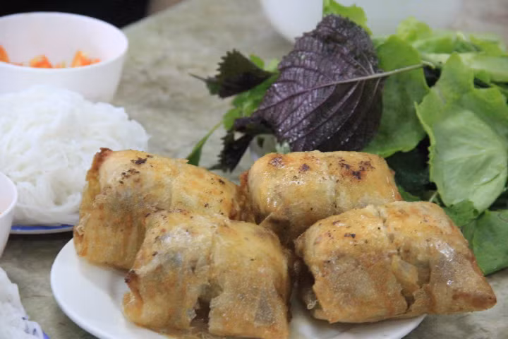 Chị Huyền cũng cho biết thêm, chị đã biết đến quán từ lâu nhưng chưa bao giờ đặt chân đến đây, hôm qua sau khi nghe tin Tổng thống Obama đến ăn nên chị tò mò đến ăn thử. "Tôi muốn xem món ăn mà Tổng thống chọn có gì khác biệt. Tôi muốn tự mình cảm nhận, đánh giá xem nó có ngon thật không hay chỉ là sự nói quá của truyền thông. Tuy nhiên món bún chả ở đây thực sự rất ngon, vị của nó hòa quyện khiến người ta khó quên" - chị Huyền nói.