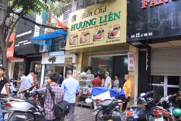 Quan bun cha Tong thong Obama an chay hang vi dong khach