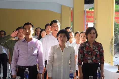 Tai Đà Nẵng, ông Nguyễn Xuân Anh - Bí thư thành ủy cùng các cử tri đi bỏ phiếu tại điểm bầu cử số 2, phường Hải Châu 1, quận Hải Châu. Ảnh: PLO