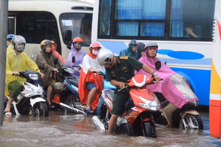 Khu vực gầm cầu vượt bến xe Mỹ Đình. Ảnh: Vũ Thủy.
